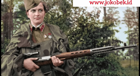 Lyudmilla Pavlichenko sniper wanita dengan senyum mematikan, tembus 309 kill pada perang dunia 2