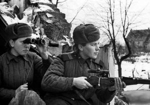 Rusia dikenal memiliki sederet sniper wanita yang sangat mematikan ketika beraksi, diantara banyaknya sniper wanita rusia yang memiliki rekor paling tinggi dalam menembak musuh adalah lyudmilla pavlichenko. Bahkan kisahnya ada dalam film berjudul "Battle for Sevastopol". Ketika bertempur melawan prajurit Jerman yang melancarkan serangan besar-besaran ke Rusia pada bulan Juni 1941 Lyudmilla bahkan berhasil menembak 309 musuh dan tak ada yang menyangka jika gadis cantik berparas model ini ternyata seorang penembak berdarah dingin dan terbiasa menggunakan senjata api sejak usia 14 tahun.  Lyudmilla Pavlichenko lahir pada tanggal 12 Juli 1916 di Ukraina, dengan latar belakang dari keluarga sederhana. Di usianya yang menginjak 14 tahun keluarga Lyudmilla kemudian memutuskan untuk berpindah ke kota Kiev. Di ibukota Ukraina inilah kehidupan Lyudmilla mulai berubah dan dirinya menemukan hobi baru yakni menembak. Ketertarikan Lyudmilla pada dunia menembak tersebut ia dapat setelah bekerja sebagai tukang gerinda di sebuah perusahaan senjata yang ada di kota Kiev.  Ibunya adalah seorang guru dan ayahnya seorang pekerja di pabrik. Lyudmilla yang sejak kecil berpenampilan tomboy kemudian memutuskan untuk bergabung dengan grup menembak dan berkembang menjadi penembak Jitu amatir yang membuatnya mendapatkan lencana Furusilov Schapshutter dan sertifikat penembak jitu. Semasa berada di Kiev Lyudmilla bertemu dengan seorang pria bernama Alexey Pavlichenko. Keduanya kemudian memutuskan untuk menikah pada tahun 1932 disaat Lyudmilla masih berusia 16 tahun. Tak lama kemudian mereka dikarunia seorang putra bernama Rustyslav. Sayangnya usia pernikahan Lyudmilla dan Alexey hanya bertahan 5 tahun karena pada tahun 1937 keduanya kemudian memutuskan untuk bercerai.  Selepas bercerai ini Lyudmilla kemudian memutuskan untuk menyelesaikan studinya di Universitas Kiev dan kemudian berhasil menjadi master dalam bidang sejarah. Pada bulan Juni 1941 saat perang dunia pecah dan Jerman mulai menginvasi Uni Soviet Lyudmilla yang kala itu berusia 25 tahun langsung terketuk hatinya untuk bergabung dengan militer guna melindungi negaranya. Dirinya bergabung ke dalam batalion ke 25 Red Army namun karena statusnya sebagai wanita, Lyudmilla sempat mendapat penolakan dan lebih dianjurkan untuk menjadi perawat dalam tim medis. Kemudian ia menunjukkan beberapa sertifikat kejuaraan menembak yang pernah ia menangkan, berkat sertifikat inilah kemudian Lyudmilla berhasil bergabung dengan militer.  Tak lama kemudian bersama 2000 sniper wanita lain, Lyudmilla berhasil lolos seleksi dan bergabung di garis depan medan perang sebagai bagian dari Red Army. Tak lama kemudian pada bulan Agustus 1941 Lyudmilla berhasil mencetak tembakan pertamanya, saat itu Lyudmilla ditugaskan untuk melindungi sebuah bukit strategis di dekat Belyayevka. Dirinya berhasil menembak 2 tentara Jerman dengan senapan Mosin Nagant model 1891 dari jarak 550 meter. Prestasi ini tentu tergolong luar biasa karena Mosin Nagant model 1891 sebenarnya bukan senapan khusus untuk sniper.  Berkat prestasinya di Belyayevka, Lyudmilla kemudian ditugaskan untuk mempertahankan kota Oddesa. Selama dua setengah bulan bertugas di Oddesa, Lyudmilla berhasil menembak 187 pasukan Jerman namun karena kalah jumlah pada tanggal 15 Oktober 1941 Jerman berhasil menguasai Oddesa.  Bersama pasukan lainnya Lyudmilla kemudian ditarik ke Sevastopol yang berada di semenanjung Crimea. Di Sevastopol Lyudmilla bertempur melawan tentara Jerman selama 8 Bulan lebih. Selama periode ini Lyudmilla berhasil menembak 257 tentara Jerman termasuk diantaranya 36 sniper Jerman yang mengincar nyawanya. Dengan jumlah ini Lyudmilla setidaknya telah melumpuhkan 309 orang tentara Jerman selama masa perang dunia kedua. Sayangnya aksi Lyudmilla harus terhenti pada bulan Juni 1942 setelah ia mengalami luka akibat ledakan mortir. Akibat lukanya itu Lyudmilla terpaksa tidak bisa bergabung ke medan perang lagi.  Lyudmilla Pavlichenko kemudian diangkat menjadi Pahlawan Nasional dan ditugaskan untuk melakukan lawatan ke negara-negara Barat. Pada tahun 1942 Lyudmilla dikirim ke Kanada dan Amerika Serikat untuk kunjungan. Tujuan dari kunjungan ini adalah untuk meyakinkan sekutu melawan Jerman. Ketika mengunjungi Amerika Serikat ia menjadi warga Soviet pertama yang diterima oleh presiden Amerika Serikat waktu itu Franklin Delano Roosevelt, dan menyambutnya di gedung putih.  Lyudmilla kemudian diundang oleh Eleano Roosevelt untuk melakukan Tour Ke Amerika untuk menceritakan pengalamannya sebagai prajurit wanita di garis depan medan perang. Setelah masa perang dunia berakhir Lyudmilla tetap mengabdi pada militer Uni Soviet sebagai mayor angkatan laut hingga tahun 1953 sebelum akhirnya ia aktif pada organisasi veteran.  Pada tahun 1974 Lyudmilla akhirnya meninggal dunia di usianya yang ke 58 tahun akibat Stroke yang ia derita. Di akhir hayatnya Lyudmilla mengaku bahwa ia banyak membunuh tentara Jerman karena terpaksa, ia melakukannya demi melindungi rekan-rekannya yang saat itu masih muda. Perang adalah tempat paling kejam dan tak kenal ampun maka dari itu medan perang diidentikan sebagai tempat yang tidak cocok bagi wanita yang sering dianggap lemah dan memiliki perasaan yang lembut. Namun stigma itu tampaknya tak berlaku bagi sosok Lyudmilla Pavlichenko, seorang wanita cantik yang membuktikan jikalau dirinya sanggup bertahan di medan perang yang kejam dan bahkan berhasil menjadi salah satu predator paling mematikan.