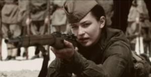 Rusia dikenal memiliki sederet sniper wanita yang sangat mematikan ketika beraksi, diantara banyaknya sniper wanita rusia yang memiliki rekor paling tinggi dalam menembak musuh adalah lyudmilla pavlichenko. Bahkan kisahnya ada dalam film berjudul "Battle for Sevastopol". Ketika bertempur melawan prajurit Jerman yang melancarkan serangan besar-besaran ke Rusia pada bulan Juni 1941 Lyudmilla bahkan berhasil menembak 309 musuh dan tak ada yang menyangka jika gadis cantik berparas model ini ternyata seorang penembak berdarah dingin dan terbiasa menggunakan senjata api sejak usia 14 tahun.  Lyudmilla Pavlichenko lahir pada tanggal 12 Juli 1916 di Ukraina, dengan latar belakang dari keluarga sederhana. Di usianya yang menginjak 14 tahun keluarga Lyudmilla kemudian memutuskan untuk berpindah ke kota Kiev. Di ibukota Ukraina inilah kehidupan Lyudmilla mulai berubah dan dirinya menemukan hobi baru yakni menembak. Ketertarikan Lyudmilla pada dunia menembak tersebut ia dapat setelah bekerja sebagai tukang gerinda di sebuah perusahaan senjata yang ada di kota Kiev.  Ibunya adalah seorang guru dan ayahnya seorang pekerja di pabrik. Lyudmilla yang sejak kecil berpenampilan tomboy kemudian memutuskan untuk bergabung dengan grup menembak dan berkembang menjadi penembak Jitu amatir yang membuatnya mendapatkan lencana Furusilov Schapshutter dan sertifikat penembak jitu. Semasa berada di Kiev Lyudmilla bertemu dengan seorang pria bernama Alexey Pavlichenko. Keduanya kemudian memutuskan untuk menikah pada tahun 1932 disaat Lyudmilla masih berusia 16 tahun. Tak lama kemudian mereka dikarunia seorang putra bernama Rustyslav. Sayangnya usia pernikahan Lyudmilla dan Alexey hanya bertahan 5 tahun karena pada tahun 1937 keduanya kemudian memutuskan untuk bercerai.  Selepas bercerai ini Lyudmilla kemudian memutuskan untuk menyelesaikan studinya di Universitas Kiev dan kemudian berhasil menjadi master dalam bidang sejarah. Pada bulan Juni 1941 saat perang dunia pecah dan Jerman mulai menginvasi Uni Soviet Lyudmilla yang kala itu berusia 25 tahun langsung terketuk hatinya untuk bergabung dengan militer guna melindungi negaranya. Dirinya bergabung ke dalam batalion ke 25 Red Army namun karena statusnya sebagai wanita, Lyudmilla sempat mendapat penolakan dan lebih dianjurkan untuk menjadi perawat dalam tim medis. Kemudian ia menunjukkan beberapa sertifikat kejuaraan menembak yang pernah ia menangkan, berkat sertifikat inilah kemudian Lyudmilla berhasil bergabung dengan militer.  Tak lama kemudian bersama 2000 sniper wanita lain, Lyudmilla berhasil lolos seleksi dan bergabung di garis depan medan perang sebagai bagian dari Red Army. Tak lama kemudian pada bulan Agustus 1941 Lyudmilla berhasil mencetak tembakan pertamanya, saat itu Lyudmilla ditugaskan untuk melindungi sebuah bukit strategis di dekat Belyayevka. Dirinya berhasil menembak 2 tentara Jerman dengan senapan Mosin Nagant model 1891 dari jarak 550 meter. Prestasi ini tentu tergolong luar biasa karena Mosin Nagant model 1891 sebenarnya bukan senapan khusus untuk sniper.  Berkat prestasinya di Belyayevka, Lyudmilla kemudian ditugaskan untuk mempertahankan kota Oddesa. Selama dua setengah bulan bertugas di Oddesa, Lyudmilla berhasil menembak 187 pasukan Jerman namun karena kalah jumlah pada tanggal 15 Oktober 1941 Jerman berhasil menguasai Oddesa.  Bersama pasukan lainnya Lyudmilla kemudian ditarik ke Sevastopol yang berada di semenanjung Crimea. Di Sevastopol Lyudmilla bertempur melawan tentara Jerman selama 8 Bulan lebih. Selama periode ini Lyudmilla berhasil menembak 257 tentara Jerman termasuk diantaranya 36 sniper Jerman yang mengincar nyawanya. Dengan jumlah ini Lyudmilla setidaknya telah melumpuhkan 309 orang tentara Jerman selama masa perang dunia kedua. Sayangnya aksi Lyudmilla harus terhenti pada bulan Juni 1942 setelah ia mengalami luka akibat ledakan mortir. Akibat lukanya itu Lyudmilla terpaksa tidak bisa bergabung ke medan perang lagi.  Lyudmilla Pavlichenko kemudian diangkat menjadi Pahlawan Nasional dan ditugaskan untuk melakukan lawatan ke negara-negara Barat. Pada tahun 1942 Lyudmilla dikirim ke Kanada dan Amerika Serikat untuk kunjungan. Tujuan dari kunjungan ini adalah untuk meyakinkan sekutu melawan Jerman. Ketika mengunjungi Amerika Serikat ia menjadi warga Soviet pertama yang diterima oleh presiden Amerika Serikat waktu itu Franklin Delano Roosevelt, dan menyambutnya di gedung putih.  Lyudmilla kemudian diundang oleh Eleano Roosevelt untuk melakukan Tour Ke Amerika untuk menceritakan pengalamannya sebagai prajurit wanita di garis depan medan perang. Setelah masa perang dunia berakhir Lyudmilla tetap mengabdi pada militer Uni Soviet sebagai mayor angkatan laut hingga tahun 1953 sebelum akhirnya ia aktif pada organisasi veteran.  Pada tahun 1974 Lyudmilla akhirnya meninggal dunia di usianya yang ke 58 tahun akibat Stroke yang ia derita. Di akhir hayatnya Lyudmilla mengaku bahwa ia banyak membunuh tentara Jerman karena terpaksa, ia melakukannya demi melindungi rekan-rekannya yang saat itu masih muda. Perang adalah tempat paling kejam dan tak kenal ampun maka dari itu medan perang diidentikan sebagai tempat yang tidak cocok bagi wanita yang sering dianggap lemah dan memiliki perasaan yang lembut. Namun stigma itu tampaknya tak berlaku bagi sosok Lyudmilla Pavlichenko, seorang wanita cantik yang membuktikan jikalau dirinya sanggup bertahan di medan perang yang kejam dan bahkan berhasil menjadi salah satu predator paling mematikan.